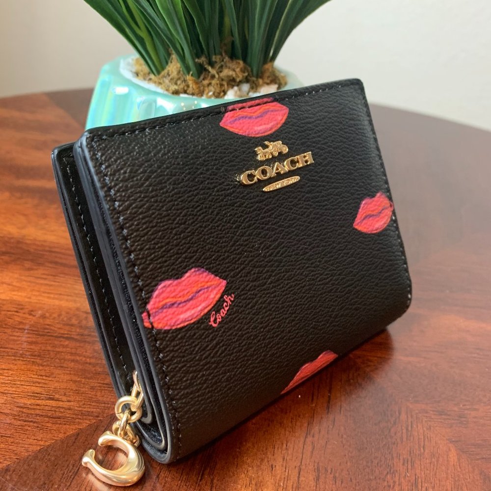 COACH SNAP WALLET WITH LIPS PRINT